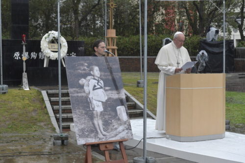 A Hiroshima et Nagasaki, le Pape François s'est insurgé contre la dissuasion nucléaire, jugeant sa logique “perverse” et “immorale”.