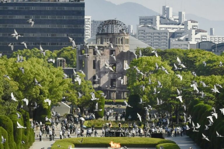 Cérémonie de commémoration des 76 ans du bombardement de Hiroshima. On voit des colombes s'envoler devant le mémorial