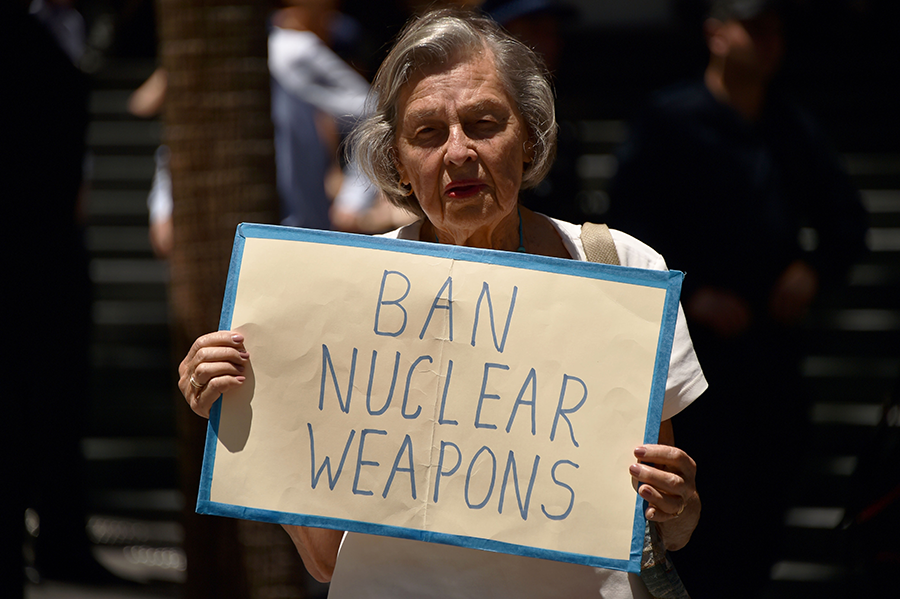 Une manifestante demande la fin de l'arme nucléaire .