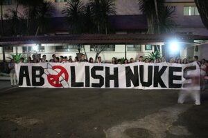 Étudiants en médecine aux Philippines manifestant contre les armes nucléaires en 2013, tenant des pancartes appelant au désarmement.