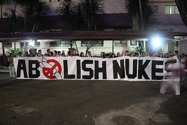 Étudiants en médecine aux Philippines manifestant contre les armes nucléaires en 2013, tenant des pancartes appelant au désarmement.