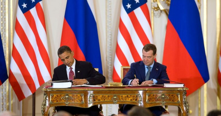 Obama et Medvedev lors de la signature du traité New START.
