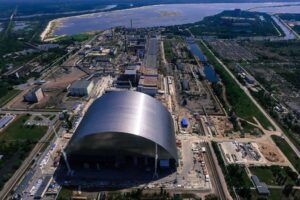 Un sarcophage a été construit pour couvrir les restes de la centrale nucléaire de Tchernobyl après la catastrophe.